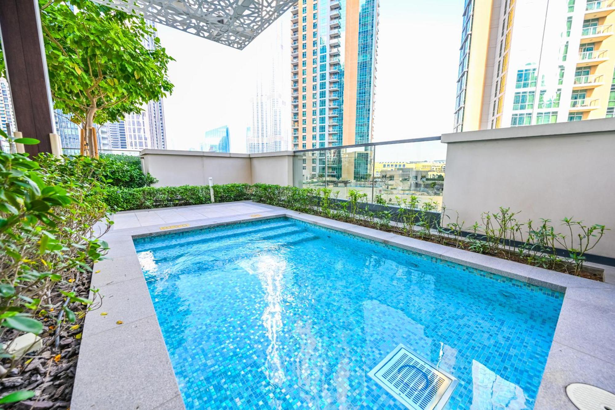 Majestic Actone 1br Dowtown